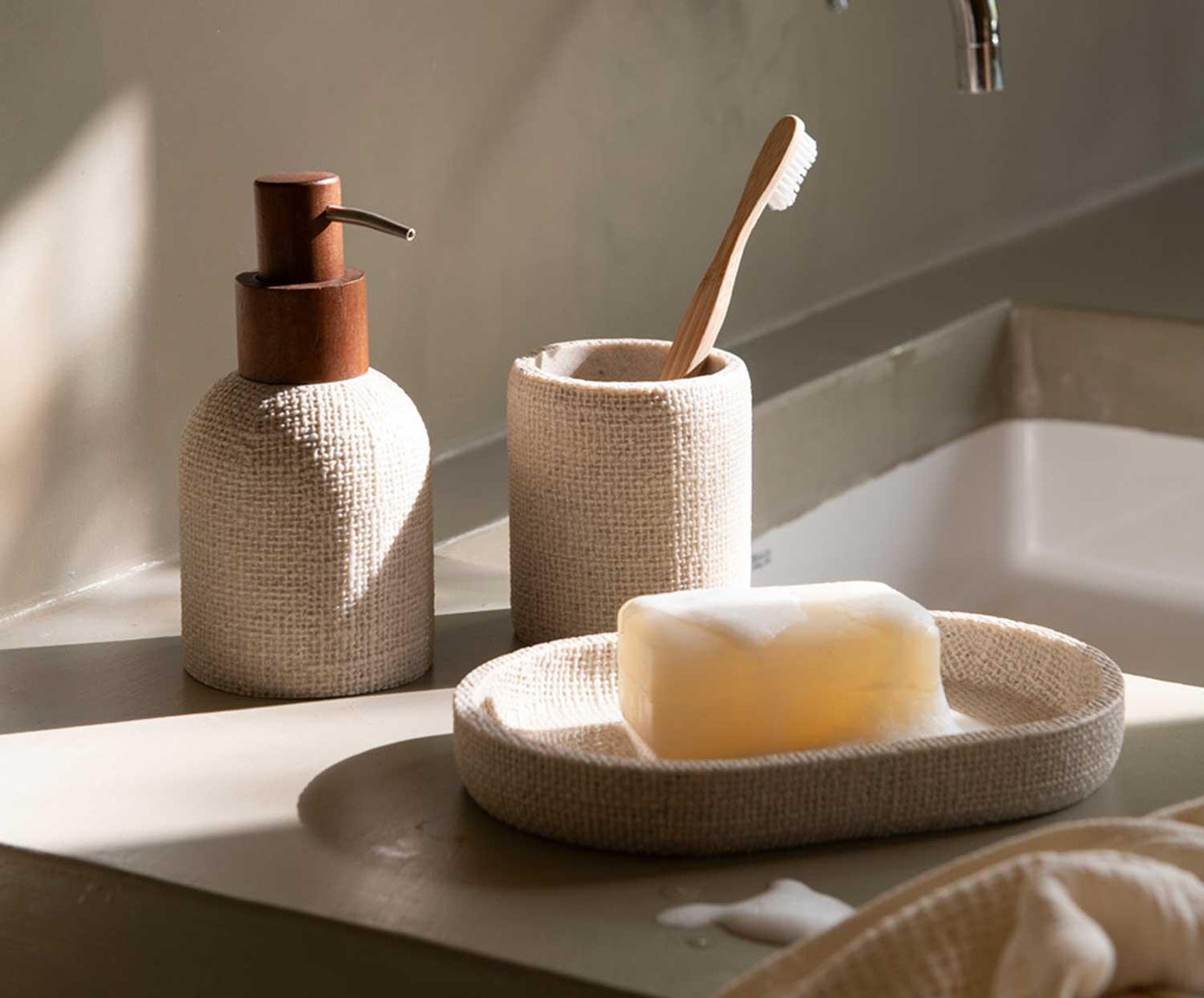 Textured Polyresin Toothbrush Holder Ø 7.5 × 9 cm Andrea House