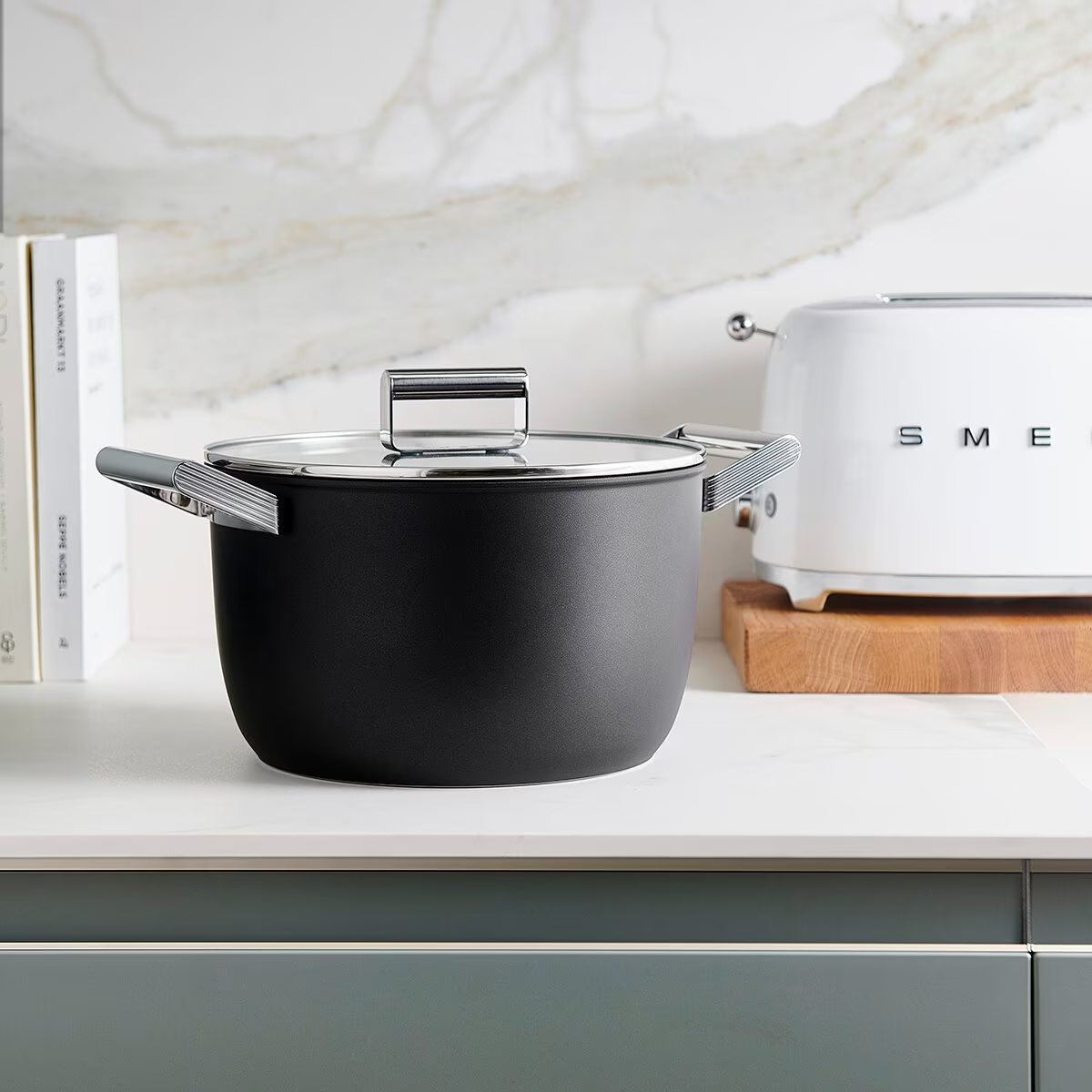 Smeg matte black saucepan set