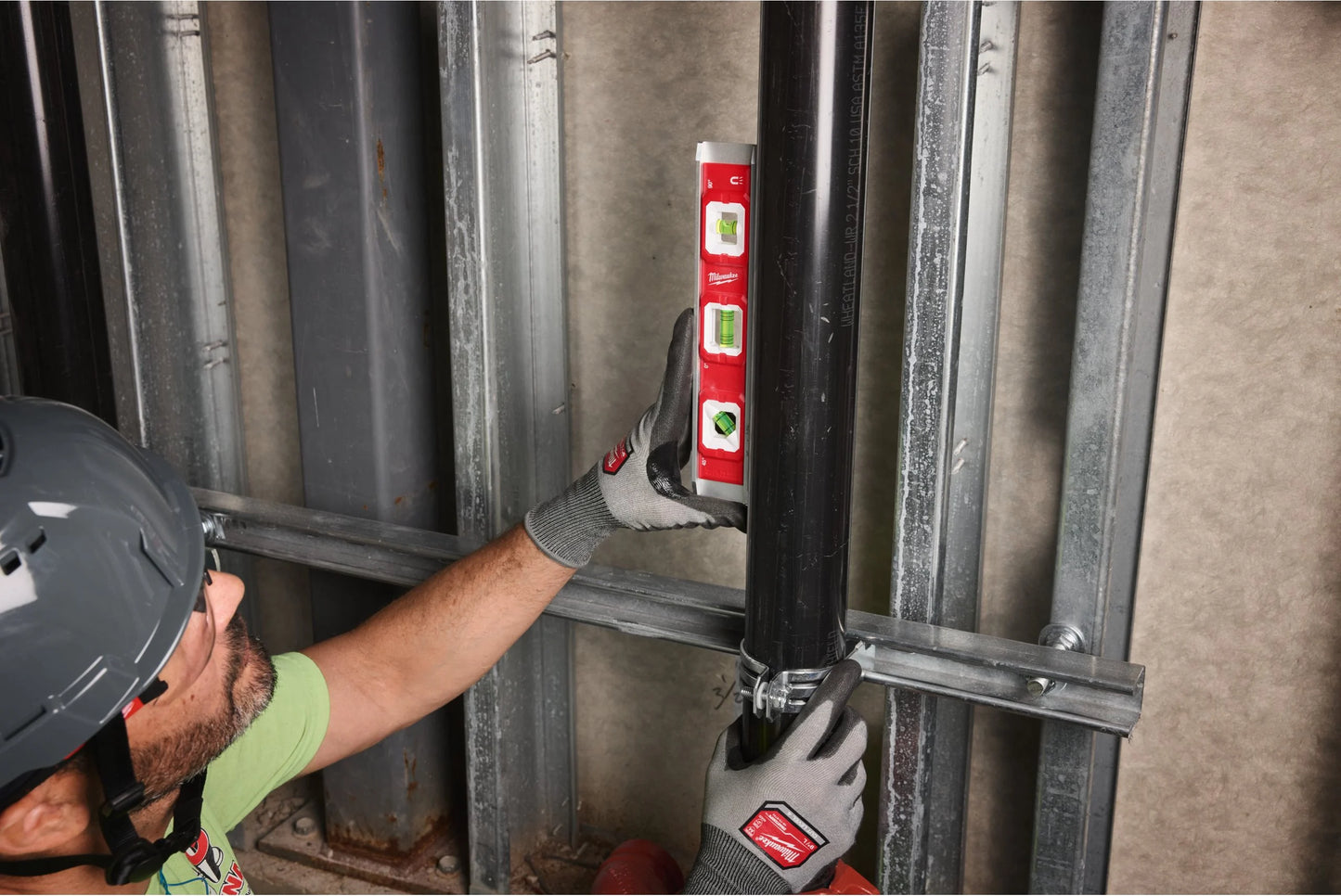 Special kit with hand tools + charger + battery + Milwaukee rolling toolbox