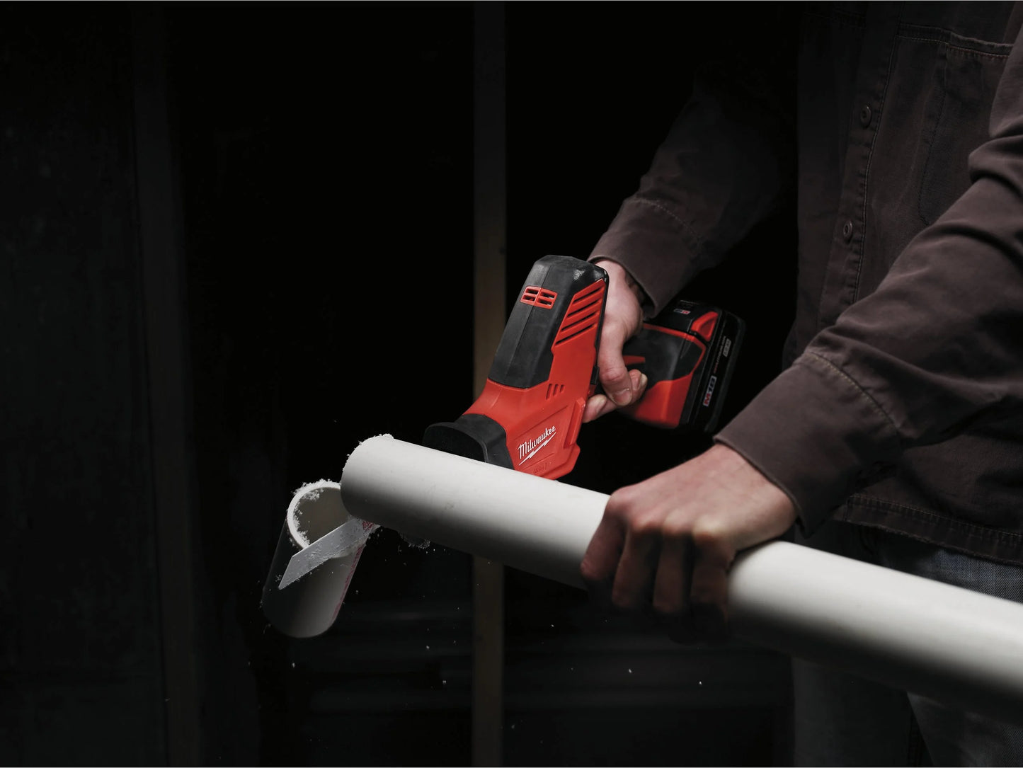 Sierra de Sable M18 con 2 batería 4Ah + cargador + bolsa Milwaukee C18 HZ-402B