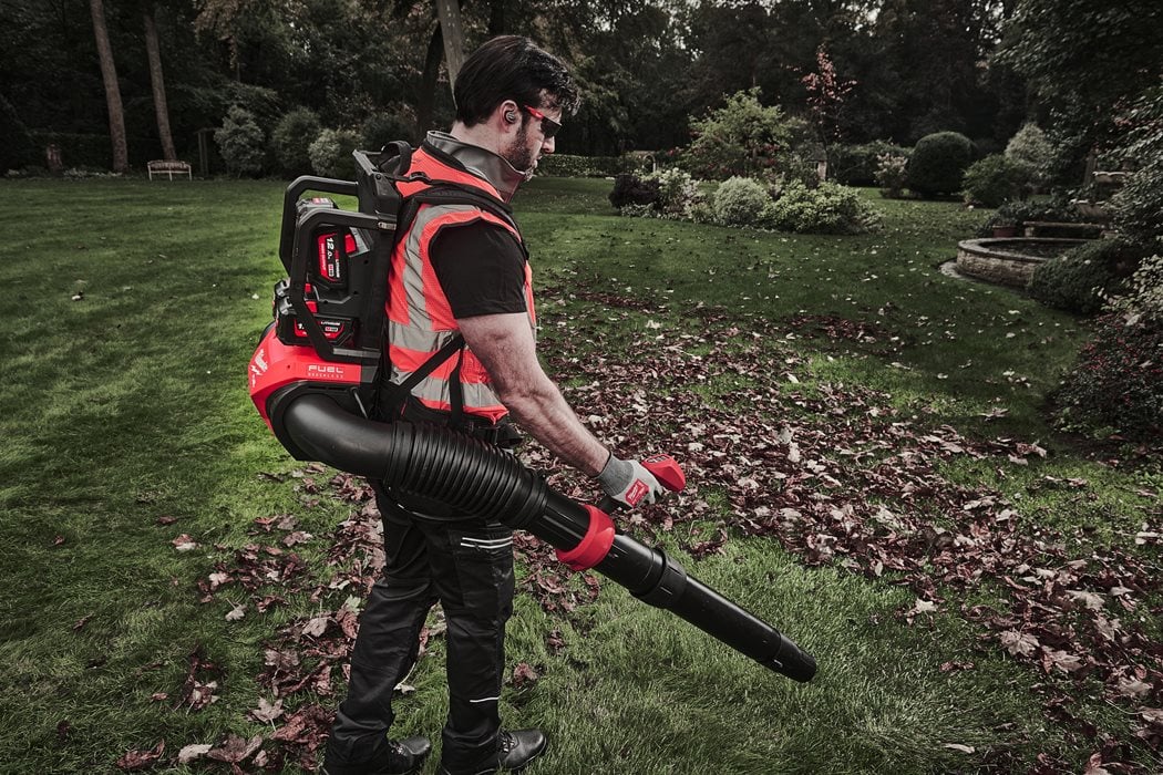 M18 Fuel Backpack Blower + 2bat + Milwaukee M18 Multiport Charger F2BPB-124