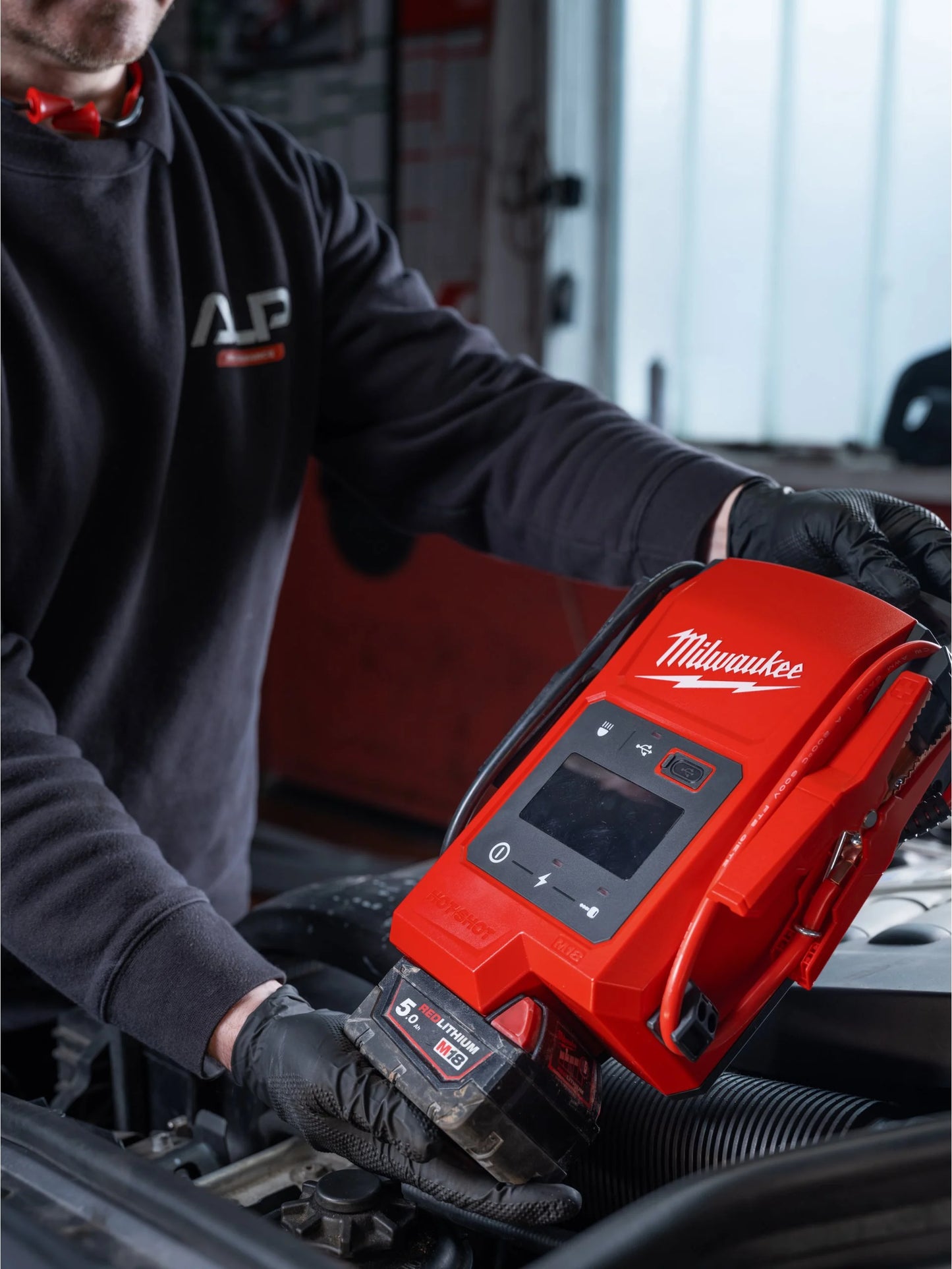 Milwaukee M18 2000A Vehicle Jump Starter